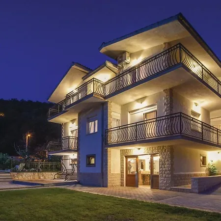 Serene With Pool, Bbq, And Authentic Tavern Surrounded By Nature *