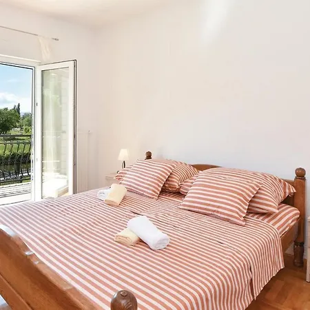 Serene With Pool, Bbq, And Authentic Tavern Surrounded By Nature 빌라